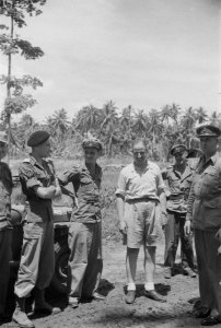 Jonkheer G.A.M.J. Ruijs de Beerenbrouck, in bermuda, tussen officieren van een K, Bestanddeelnr 194-2-2