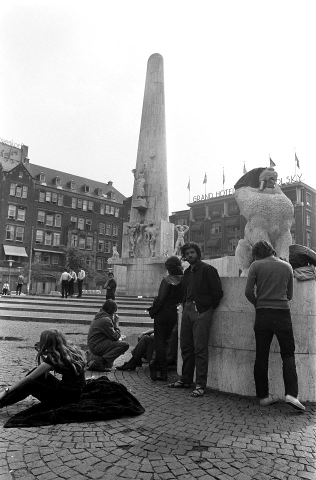 Jongeren wachten af bij de leeuwen tegenover het monument, Bestanddeelnr 922-6832