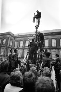 Jongeren in de fontein op het Binnenhof, Bestanddeelnr 932-4385