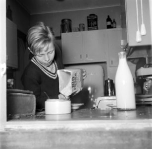 Jongen maakt pap voor het ontbijt klaar, Bestanddeelnr 252-8732