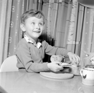 Jongen (Thomas of Holger) aan het eten, Bestanddeelnr 254-3621