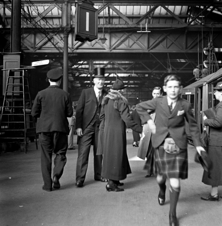 Jongen in Schotse kilt op Waverley Station, Bestanddeelnr 254-3514