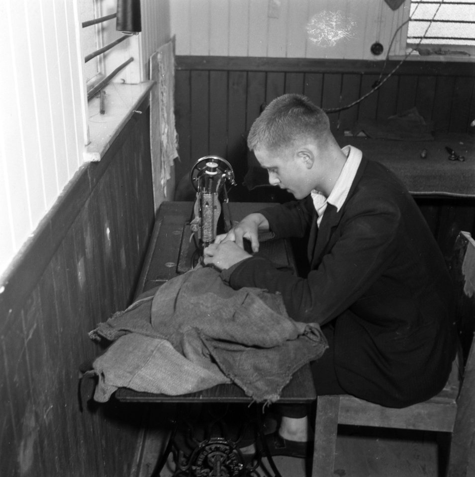 Jongen achter een naaimachine, Bestanddeelnr 900-9837