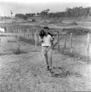 Jongen met een lam op de schouders in het kinderdorp Ben Shemen, Bestanddeelnr 255-0488