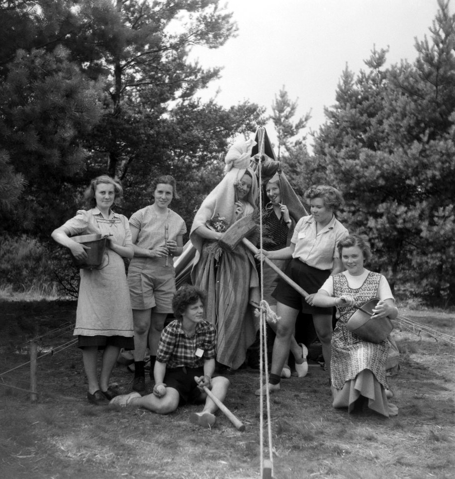 Jonge vrouwen poseren met allerlei voorlwerpen en verkledingen, Bestanddeelnr 904-0970