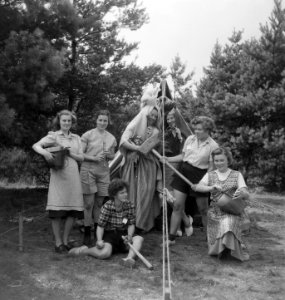 Jonge vrouwen poseren met allerlei voorlwerpen en verkledingen, Bestanddeelnr 904-0970