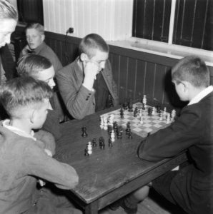 Jongens aan het schaken, Bestanddeelnr 900-9428