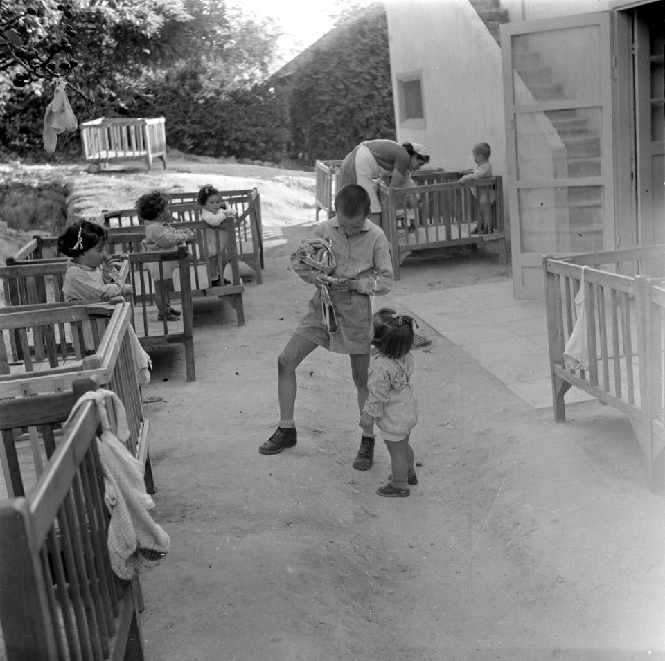 Jongen en peuters bij de kinderopvang van kibboets Kiwath Brenner, Bestanddeelnr 255-0575