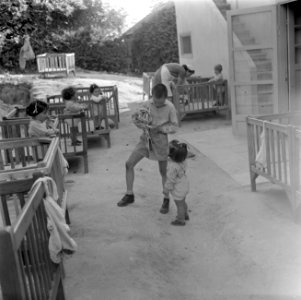 Jongen en peuters bij de kinderopvang van kibboets Kiwath Brenner, Bestanddeelnr 255-0575 photo
