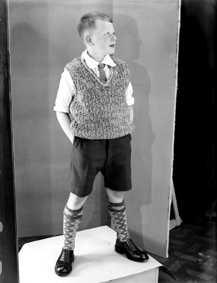 Jongen poserend in gebreide spencer, korte broek en veterschoenen, Bestanddeelnr 252-0638