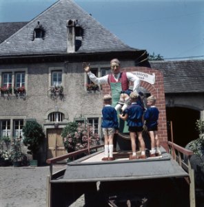 Jongens bekijken de praalwagen met reclame voor de wijn van Kröver Nacktarsch, Bestanddeelnr 254-6094