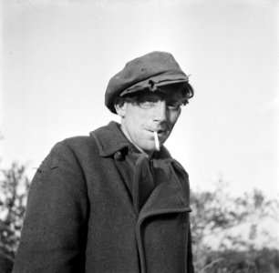 Jonge Tinker, met pet en sigaret, Bestanddeelnr 191-0832