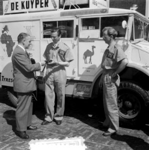 Jongelui gaan per auto naar Kaapstad Reis van 18000 km Twee Amsterdamse vrijgeze, Bestanddeelnr 905-1035