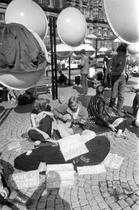 Jongelui hebben reisbureau opgezet op Dam, Amsterdam betalen kan ook met eten, Bestanddeelnr 922-7029