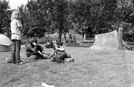 Jongeren met tenten in Vondelpark, Bestanddeelnr 924-7826