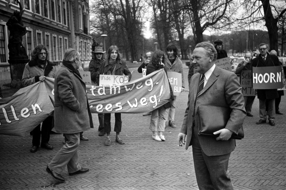 Jongeren uit Noord Holland demonstreren bij aankomst minister Drees bij vergader, Bestanddeelnr 925-1771