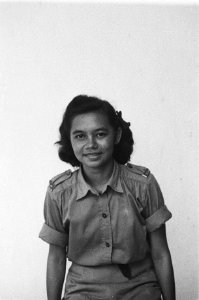 Jonge vrouw in uniform met schouderembleem NIWA, Bestanddeelnr 517-4-3