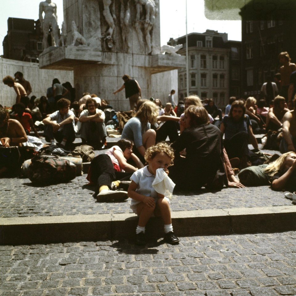 Jongeren op Nationaal Monument, Dam, Amsterdam, Bestanddeelnr 254-8652