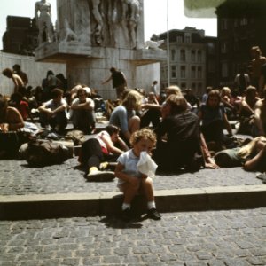 Jongeren op Nationaal Monument, Dam, Amsterdam, Bestanddeelnr 254-8652