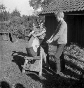 Jongens, machines, gebouwen, werkzaamheden, slijpstenen, Bestanddeelnr 251-7692