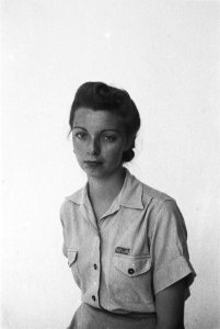 Jonge vrouw in uniform met op boven linkerborstzak gestikt het embleem NIWA, Bestanddeelnr 516-4-3