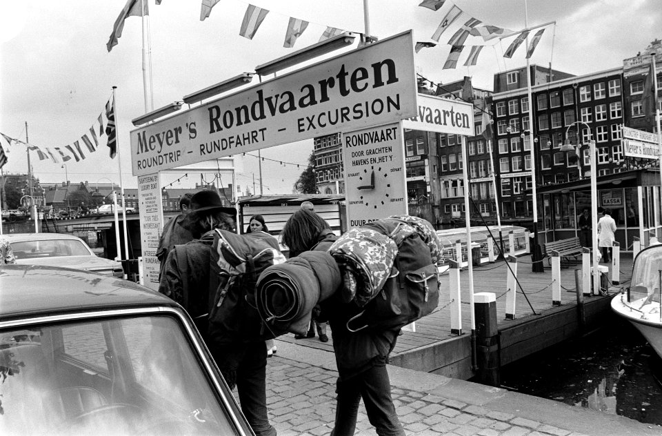 Jongeren lopen bepakt met rugzakken langs het Rokin, Bestanddeelnr 923-6470