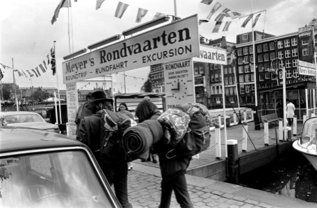 Jongeren lopen bepakt met rugzakken langs het Rokin, Bestanddeelnr 923-6470