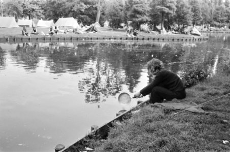 Jongeren met tenten in Vondelpark, Bestanddeelnr 924-7824