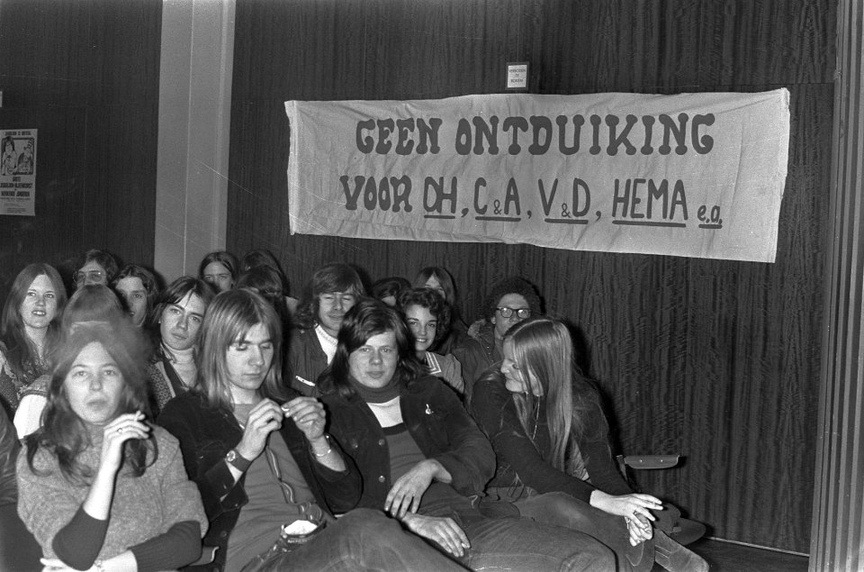 Jongeren met spandoek, Bestanddeelnr 927-0372