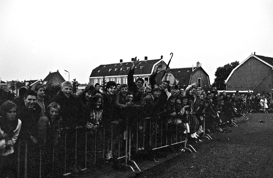 Jongeren in de straten van Hillegom tijdens het optreden van The Beatles in Treslong. NL-HlmNHA 1478 2588K 22