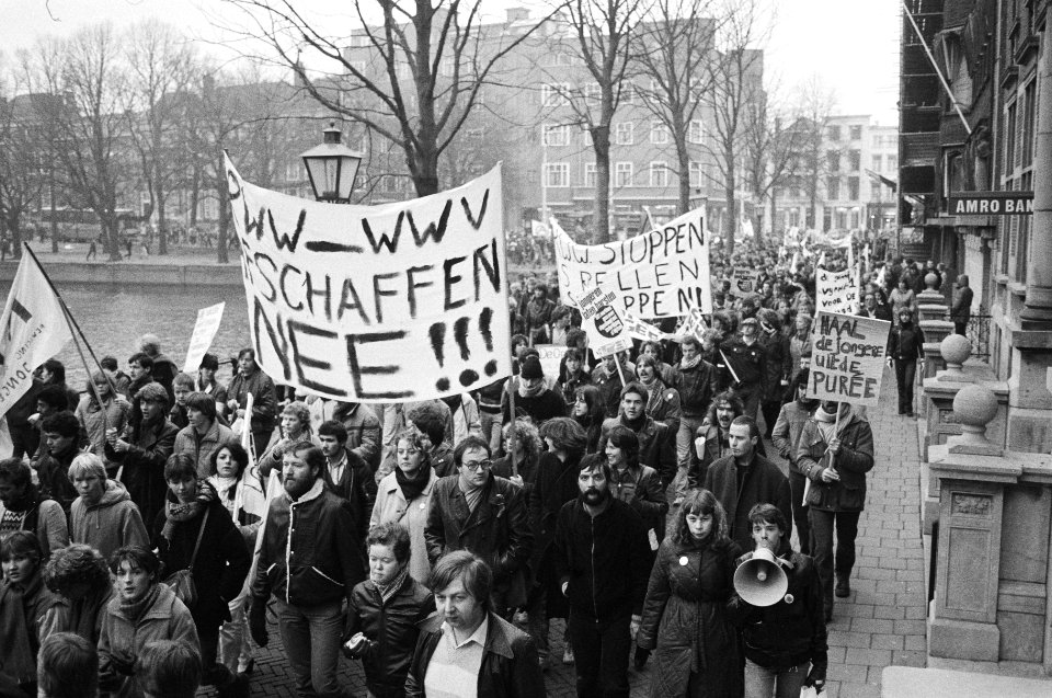 Jongeren op weg naar het Binnenhof, Bestanddeelnr 932-4386