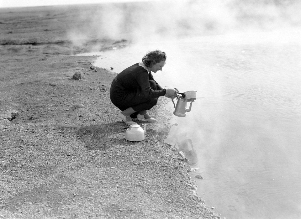 Jonge vrouw giet heet water uit een warmwaterbron in een kan, Bestanddeelnr 190-0315