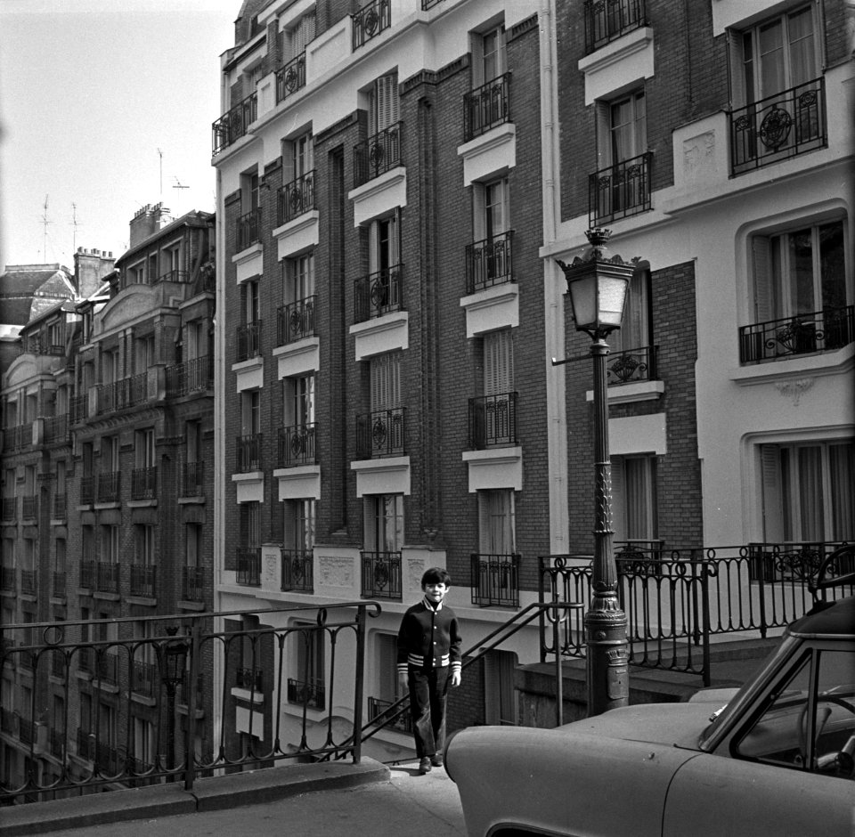 Jongen bovenaan de trappen van de Rue Foyatier in Montmartre, Bestanddeelnr 254-0582
