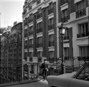 Jongen bovenaan de trappen van de Rue Foyatier in Montmartre, Bestanddeelnr 254-0582