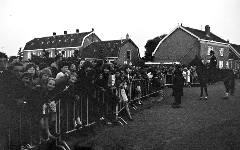 Jongeren in de straten van Hillegom tijdens het optreden van The Beatles in Treslong. NL-HlmNHA 1478 2588K 24