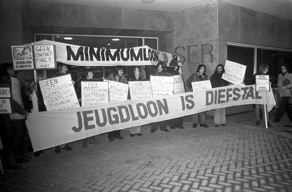 Jongeren demonstreren tegen jeugdloon, Bestanddeelnr 926-9232