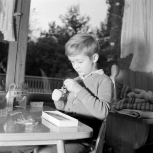 Jongen (Thomas of Holger) aan het knutselen, Bestanddeelnr 254-3618