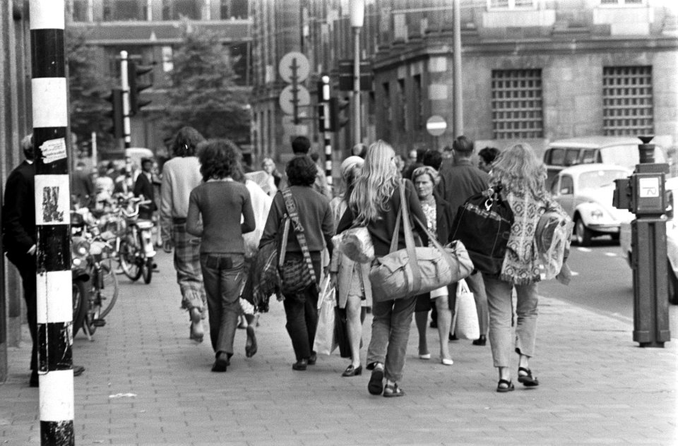 Jongeren lopen in stad met bagage, Bestanddeelnr 923-6471
