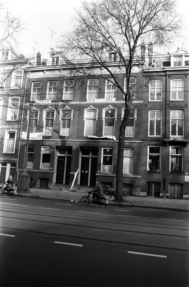 Jongeren hebben leegstaande panden in Sarpathistraat bezet Amsterdam, Bestanddeelnr 923-3753