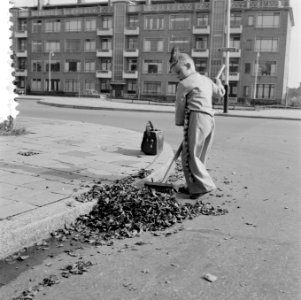 Jongetje dat bladeren wegveegt, Bestanddeelnr 908-9845