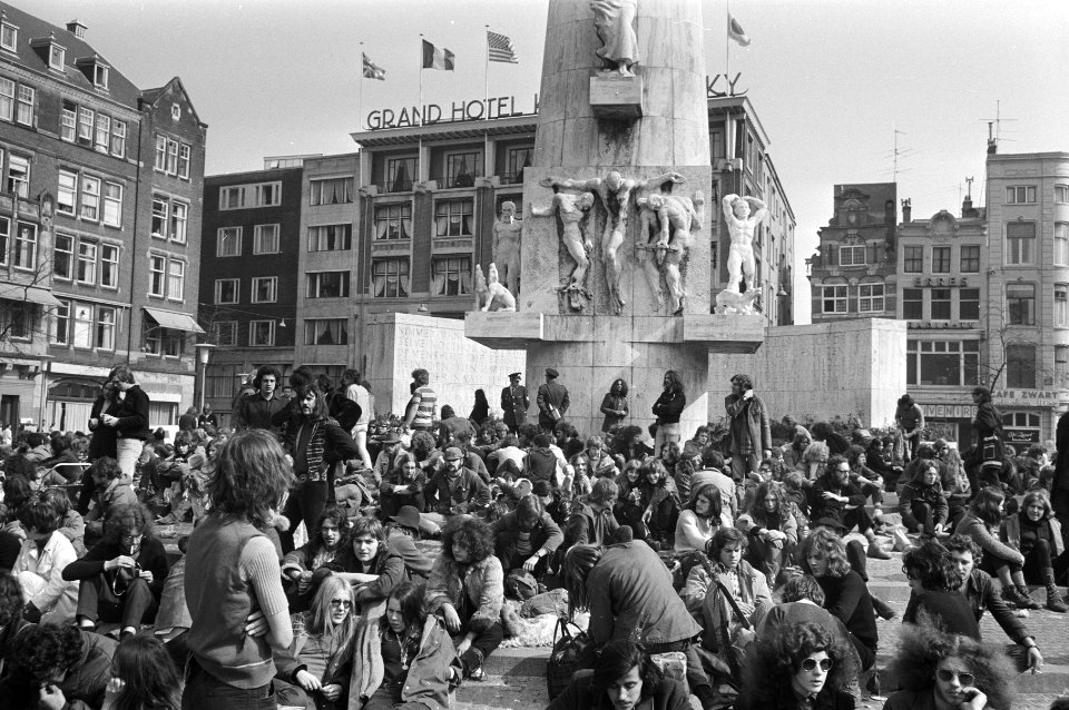 Jongeren, monumenten, pleinen, Bestanddeelnr 924-4444