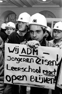 Jongere met protestbord, Bestanddeelnr 932-4540