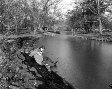 Jongeman probeert ijs in Vondelpark, Bestanddeelnr 908-1588