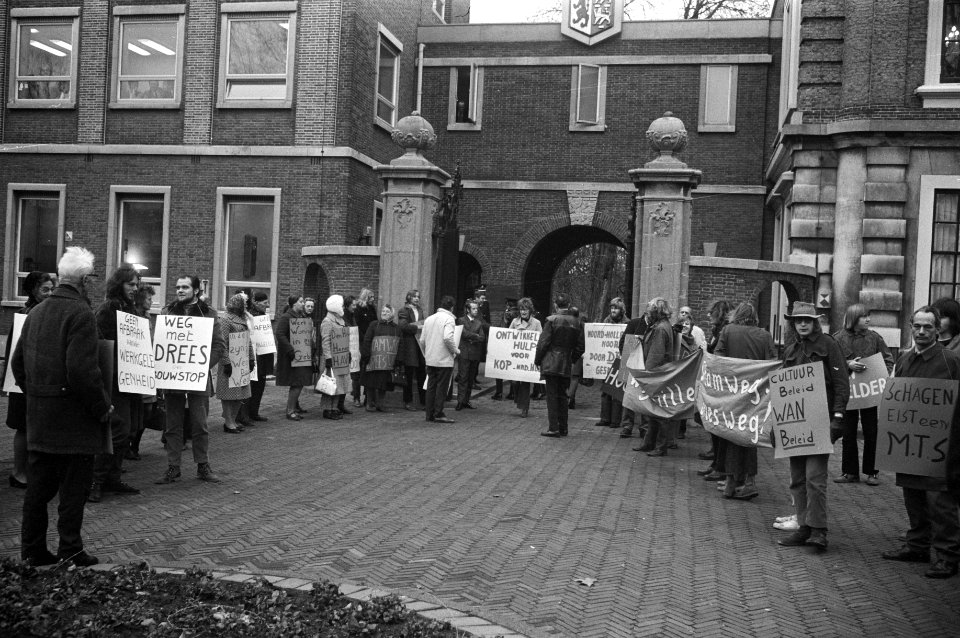 Jongeren uit Noord Holland demonstreren bij aankomst minister Drees bij vergader, Bestanddeelnr 925-1767