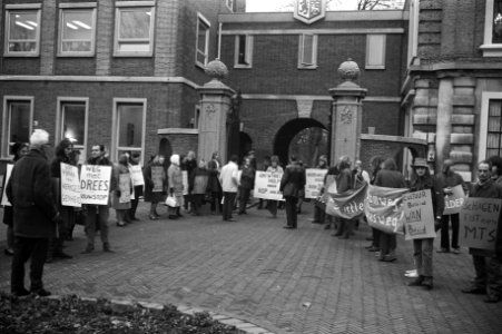 Jongeren uit Noord Holland demonstreren bij aankomst minister Drees bij vergader, Bestanddeelnr 925-1767
