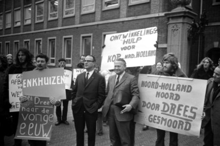 Jongeren uit Noord Holland demonstreren bij aankomst Drees bij verg. Provinciale, Bestanddeelnr 925-1766