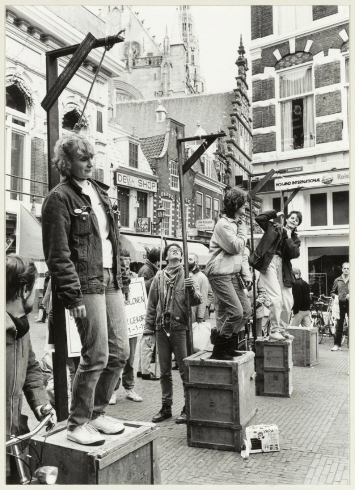 Jonge Socialisten laten middels een galg hun protest aan het regeringsbeleid zien. NL-HlmNHA 54014428