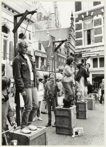 Jonge Socialisten laten middels een galg hun protest aan het regeringsbeleid zien. NL-HlmNHA 54014428