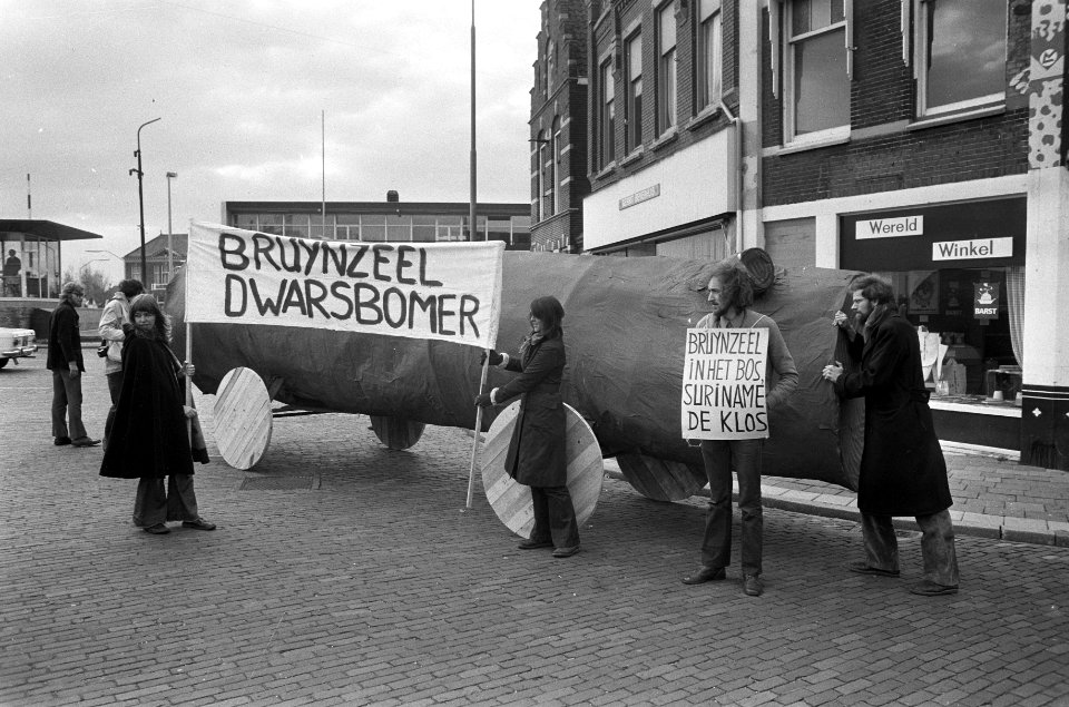Jongeren demonstreren met een kartonnen boom tegen het gebruik van ontwikkelings, Bestanddeelnr 926-8313