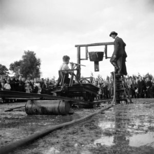 Jongen op lorry tijdens steekspel, Bestanddeelnr 900-7391 photo